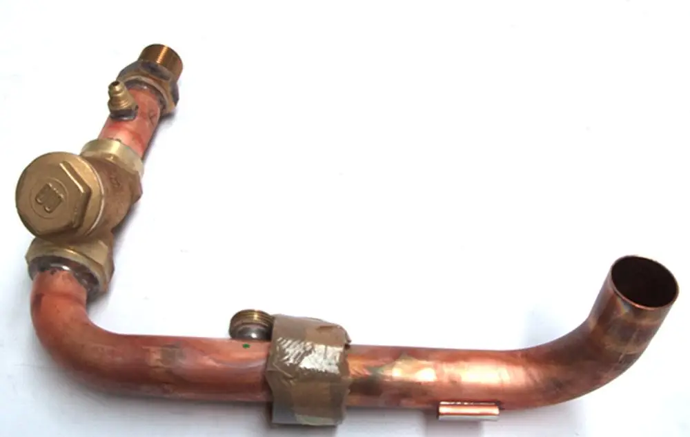 Kupferwasserleitung mit Gewinden und Ventilen, geeignet für Heizungsanwendungen, möglicherweise kompatibel mit Daikin-Systemen.